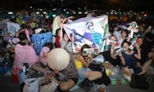 Đội mưa xuyên đêm, bám hàng rào chờ xem concert