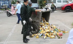 Hàng nghìn thực phẩm chức năng bị vứt ở bãi rác Hàng nghìn thực phẩm chức năng bị vứt ở bãi rác