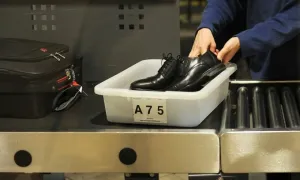 Mỹ bỏ chính sách buộc hành khách cởi giày tại cửa soi chiếu sân bay
