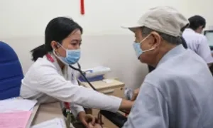 Đề xuất 'thông tuyến' BHYT cho người 70 tuổi
