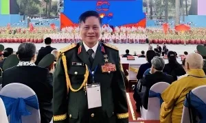 Cuộc đoàn tụ bất ngờ giữa Hà Nội của cha con dũng sĩ Cuộc đoàn tụ bất ngờ giữa Hà Nội của cha con dũng sĩ