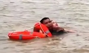 Cảnh sát lao xuống sông cứu phụ nữ nhảy cầu Bính Cảnh sát lao xuống sông cứu phụ nữ nhảy cầu Bính