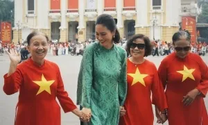 Đỗ Thị Hải Yến diện áo dài dạo phố Hà Nội Đỗ Thị Hải Yến diện áo dài dạo phố Hà Nội