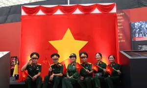 Khách bật khóc khi xem triển lãm 80 năm thành tựu đất nước Khách bật khóc khi xem triển lãm 80 năm thành tựu đất nước