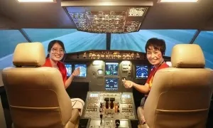 Người dân trải nghiệm chuyến bay mô hình Vietnam Airlines Người dân trải nghiệm chuyến bay mô hình Vietnam Airlines