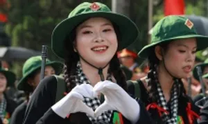 Các chiến sĩ 'bắn tim' thể hiện tìm cảm với người dân Các chiến sĩ 'bắn tim' thể hiện tìm cảm với người dân