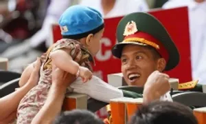 Quân dân bịn rịn sau lễ diễu binh mừng Quốc khánh Quân dân bịn rịn sau lễ diễu binh mừng Quốc khánh