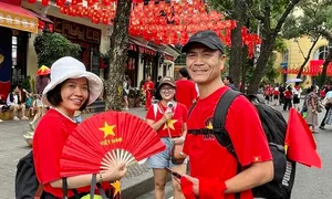 Du khách, người dân tỏa ra các điểm ăn uống, vui chơi sau diễu binh Du khách, người dân tỏa ra các điểm ăn uống, vui chơi sau diễu binh