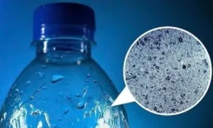Có nên uống nước từ chai nhựa để trong xe hơi nóng? Có nên uống nước từ chai nhựa để trong xe hơi nóng?