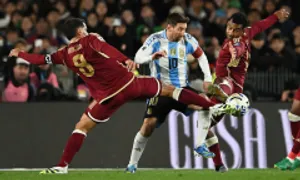 Messi xô xát với đối thủ trong đường hầm Messi xô xát với đối thủ trong đường hầm