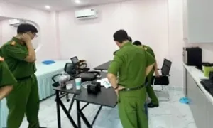 Cảnh sát khám xét thẩm mỹ viện 'chui', bác sĩ dỏm ở TP HCM Cảnh sát khám xét thẩm mỹ viện 'chui', bác sĩ dỏm ở TP HCM