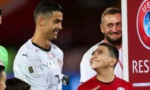 Ronaldo kết thân với cậu bé khuyết tật Ronaldo kết thân với cậu bé khuyết tật