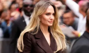 Angelina Jolie khoe chân với trench coat Angelina Jolie khoe chân với trench coat