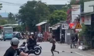 'Múa đao' đuổi chém người đi đường, tấn công cảnh sát 'Múa đao' đuổi chém người đi đường, tấn công cảnh sát