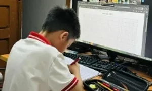 Phụ huynh rối bời vì con học online ngày mưa ngập Phụ huynh rối bời vì con học online ngày mưa ngập