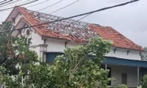 Lốc xoáy làm tốc mái nhà, gãy cột điện ở Hải Phòng Lốc xoáy làm tốc mái nhà, gãy cột điện ở Hải Phòng