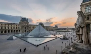 Nhóm cướp mang cưa máy đột nhập bảo tàng Louvre Nhóm cướp mang cưa máy đột nhập bảo tàng Louvre
