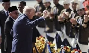 Ông Trump nhún nhảy trong lễ đón tại sân bay Malaysia