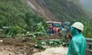 Đèo Lò Xo sạt lở, giao thông tê liệt