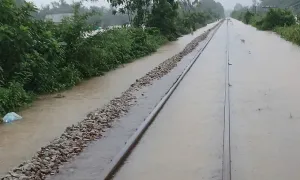 Giao thông Bắc Nam qua Huế tê liệt vì mưa lũ