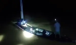 Cứu người đàn ông ôm cột điện giữa dòng lũ